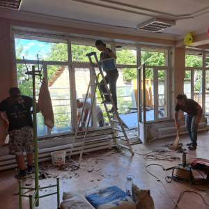 În perioada 12-13.07.2022 în cadrul IET 46  a demarat lucrări de instalarea geamurilor termopane în sala muzicală