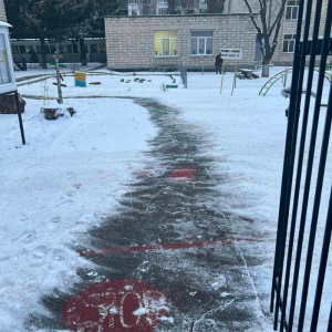 Căile de acces către Gradinita nr.59 sunt curățate încă din zori
