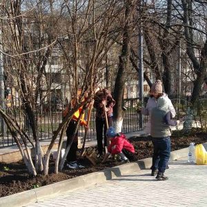 În Liceul Teoretic ”Titu Maiorescu” campania de salubrizare de primăvară este în plină desfășurare