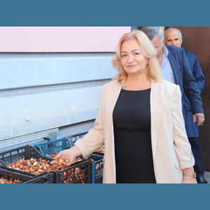 Șefa Direcției Educație, Tineret și Sport Centru, Natalia Străjesco a recepționat un lot de bulbi de plante decorative pentru instituțiile de învățământ din sector