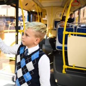 Direcția Educație, Tineret și Sport Centru încurajează copiii să folosească transportul public