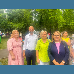 Natalia Străjesco, Șefa Direcției Educație, Tineret și Sport Centru alături de absolvenții claselor a 9 și a 12 din sectorul Centru la evenimentul ”Gala Absolvenților 2024”