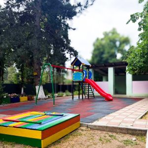 Un nou teren de joacă, amenajat la Grădinița nr. 92